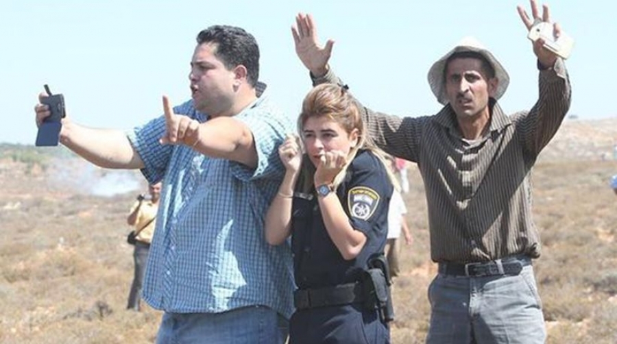 Φωτογραφία σοκ: Δύο ηρωικοί Παλαιστίνιοι έσωσαν Ισραηλινή γυναίκα Αστυνομικό από οργισμένο πλήθος στη Δυτική Όχθη