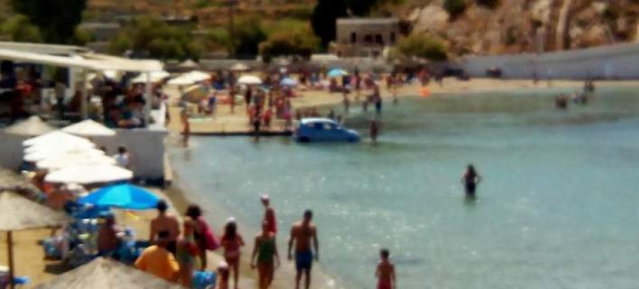 69e862ef2dec252316708b552df4b836_XL Αυτοκίνητο έκανε… βουτιά σε παραλία της Σύρου (Βίντεο)