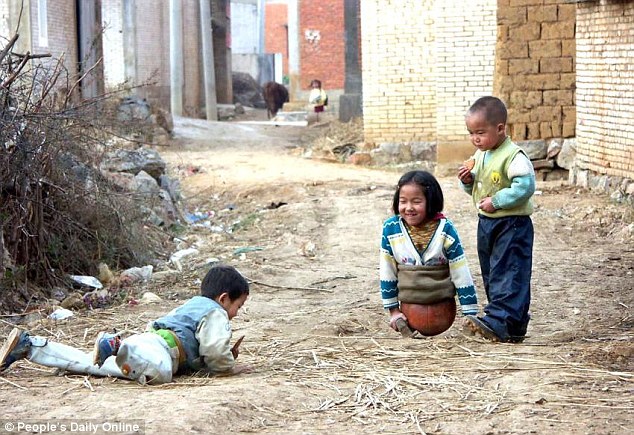 2CACA83600000578-3246327-Young_Qian_Hongyan_s_grandfather_created_the_basketball_support_-a-30_1443027136066.jpg