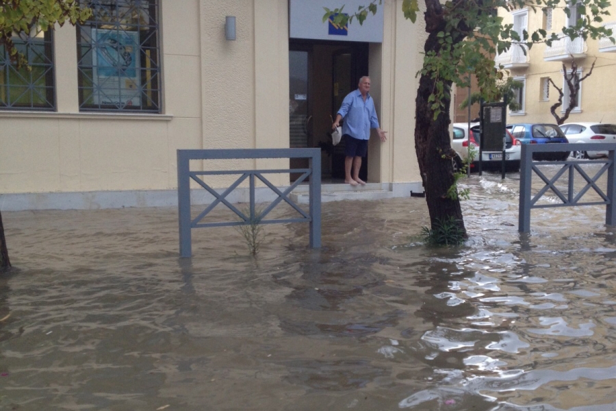 Σε ποτάμια μετατράπηκαν οι δρόμοι στο Αργοστόλι Κεφαλονιάς (Φωτογραφίες)