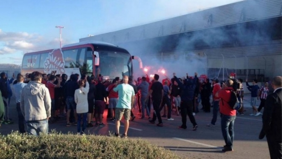 Αποθέωση για τους «ερυθρόλευκους» στο αεροδρόμιο