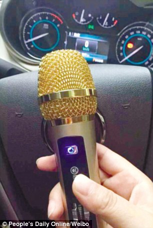 2DB0DFDA00000578-3284665-Pictured above is the gold mic that the driver was holding while-a-2 1445587157605