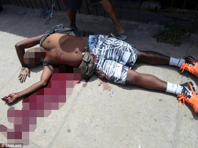2DCD39FA00000578-3289843-Pernambuco_s_prisons_are_pictured_a_dead_inmate_after_a_prison_r-a-19_1445874081820.jpg