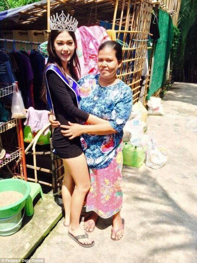 2DDD98B900000578-3293212-Proud_moment_Mint_hugs_her_mother_who_she_thanked_by_kneeling_be-a-20_1446034706453.jpg