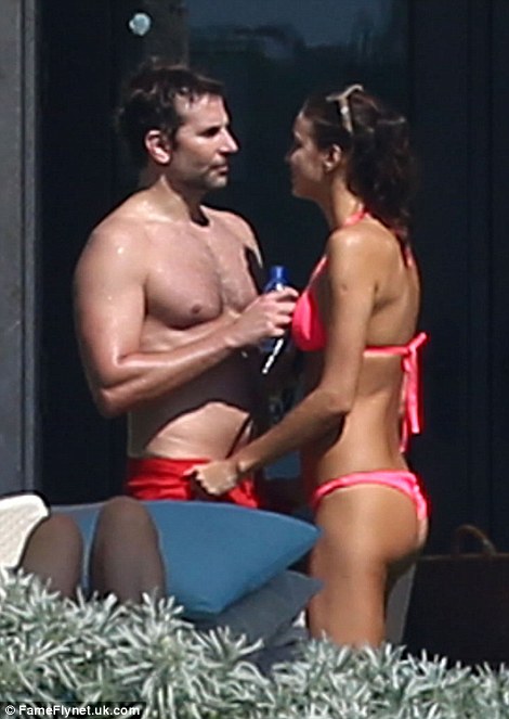 2E12F8FE00000578-3302329-Peachy_The_brunette_looked_simply_sensational_in_her_swimwear-a-100_1446580497948.jpg