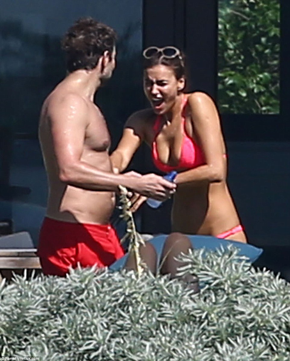 2E12F94B00000578-3302329-Water_joker_Bradley_Cooper_sparks_a_playful_water_fight_with_gir-a-50_1446580273785.jpg