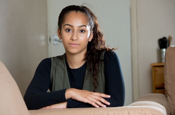Niah-Selway-aged-17-at-her-home-in-Hastings-Sussex3