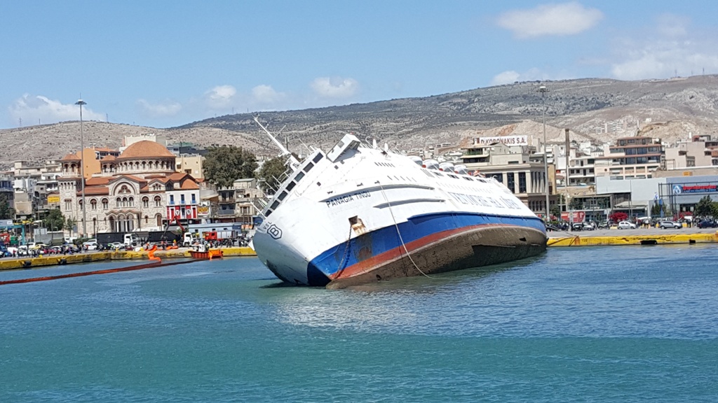 Δείτε τις αποκλειστικές φωτογραφίες από το ρυμουλκό που συμμετέχει στην επιχείρηση να μην βυθιστεί το πλοίο