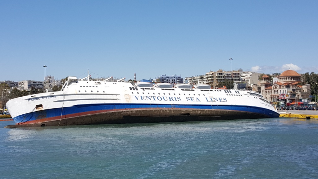 Δείτε τις αποκλειστικές φωτογραφίες από το ρυμουλκό που συμμετέχει στην επιχείρηση να μην βυθιστεί το πλοίο