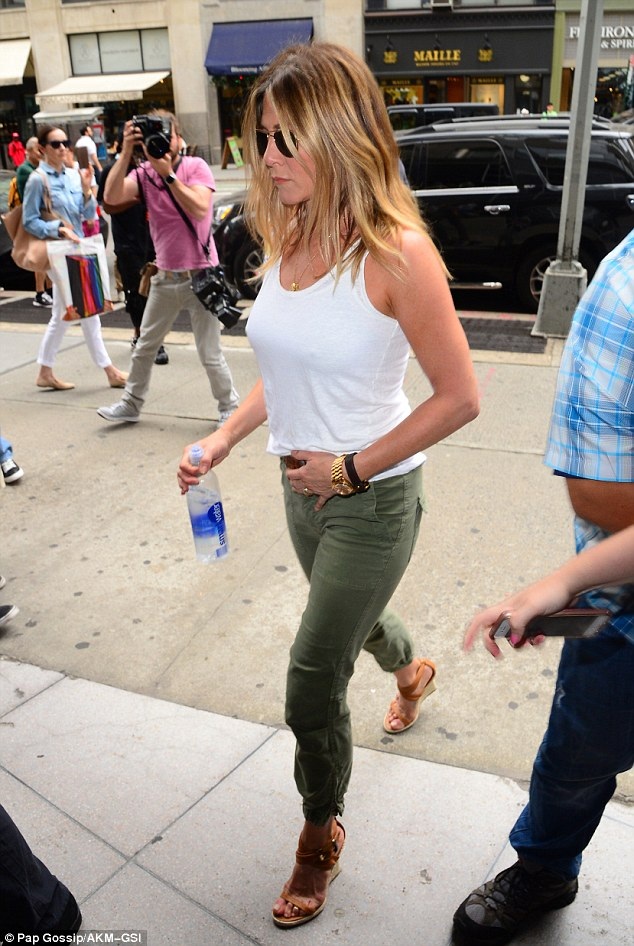 aniston3