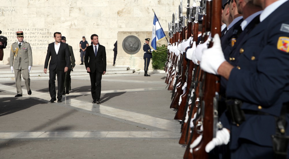 Κατάθεση στεφάνου στον Άγνωστο Στρατιώτη από τον Γάλλο πρωθυπουργού (Εικόνες)