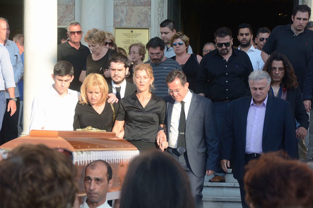 Ράγισαν καρδιές στην κηδεία της κόρης του Νίκου Νικολόπουλου