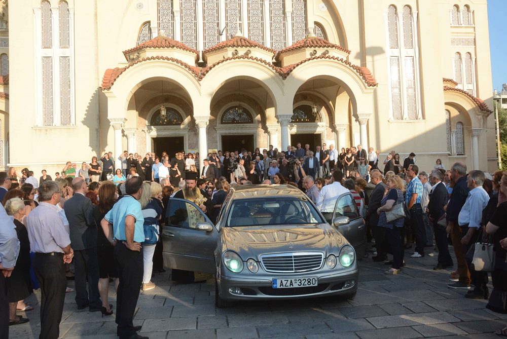 Ράγισαν καρδιές στην κηδεία της κόρης του Νίκου Νικολόπουλου