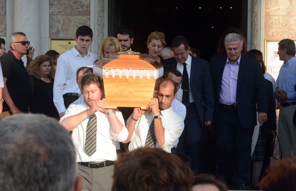 Ράγισαν καρδιές στην κηδεία της κόρης του Νίκου Νικολόπουλου