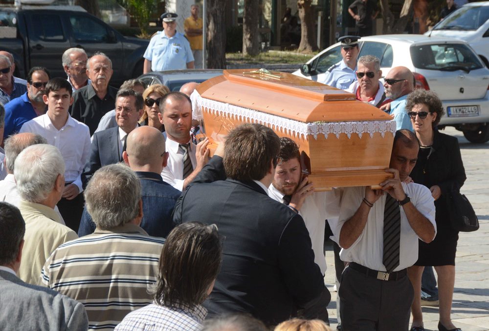 Ράγισαν καρδιές στην κηδεία της κόρης του Νίκου Νικολόπουλου