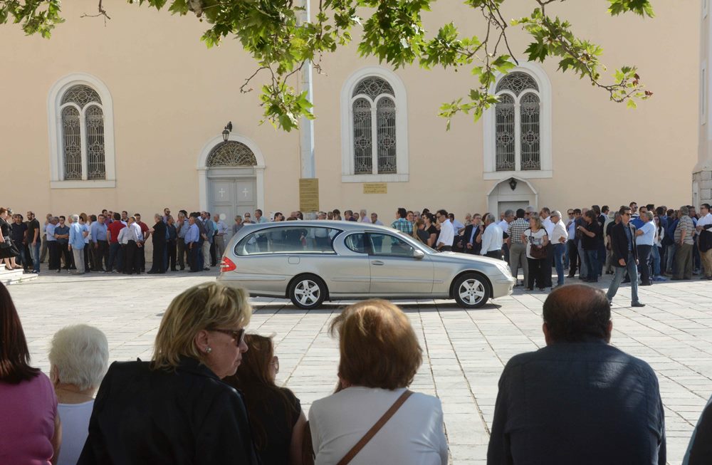 Ράγισαν καρδιές στην κηδεία της κόρης του Νίκου Νικολόπουλου