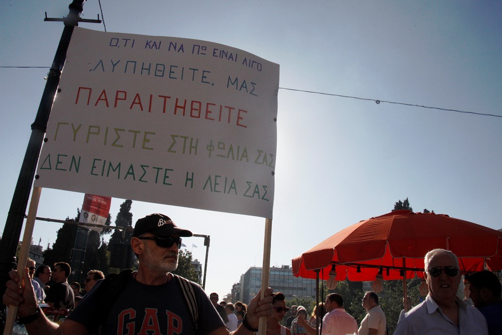 ΠΕΡΙΠΟΥ 3.000 ΔΙΑΔΗΛΩΤΕΣ ΣΤΟ ΣΥΝΤΑΓΜΑ Σε εξέλιξη βρίσκεται η συγκέντρωση του κινήματος «Παραιτηθείτε» στο Σύνταγμα. Περίπου 3.000 διαδηλωτές πήγαν στην πλατεία Συντάγματος, προκειμένου να συμμετάσχουν στο πλαίσιο της συγκέντρωσης του κινήματος «Παραιτηθείτε». Η συγκεκριμένη συγκέντρωση έγινε αφορμή τις τελευταίες ημέρες για έντονη αντιπαράθεση μεταξύ κυβέρνησης και αντιπολίτευσης. Ήδη, έχουν τεθεί σε ισχύ κυκλοφοριακές ρυθμίσεις στο κέντρο της Αθήνας.