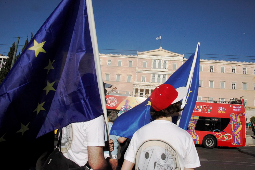 ΠΕΡΙΠΟΥ 3.000 ΔΙΑΔΗΛΩΤΕΣ ΣΤΟ ΣΥΝΤΑΓΜΑ Σε εξέλιξη βρίσκεται η συγκέντρωση του κινήματος «Παραιτηθείτε» στο Σύνταγμα. Περίπου 3.000 διαδηλωτές πήγαν στην πλατεία Συντάγματος, προκειμένου να συμμετάσχουν στο πλαίσιο της συγκέντρωσης του κινήματος «Παραιτηθείτε». Η συγκεκριμένη συγκέντρωση έγινε αφορμή τις τελευταίες ημέρες για έντονη αντιπαράθεση μεταξύ κυβέρνησης και αντιπολίτευσης. Ήδη, έχουν τεθεί σε ισχύ κυκλοφοριακές ρυθμίσεις στο κέντρο της Αθήνας.