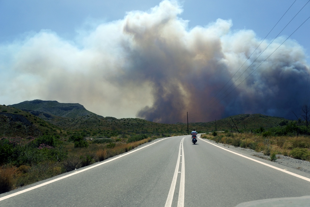 Υπό μερικό έλεγχο η φωτιά στη Ρόδο