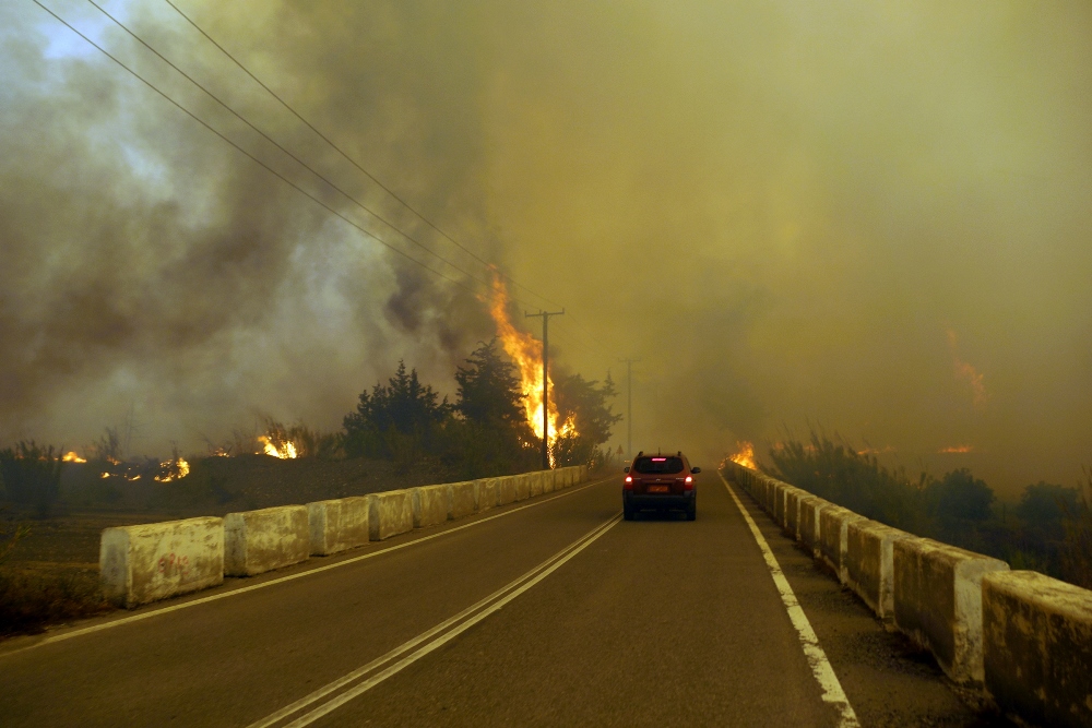 Υπό μερικό έλεγχο η φωτιά στη Ρόδο