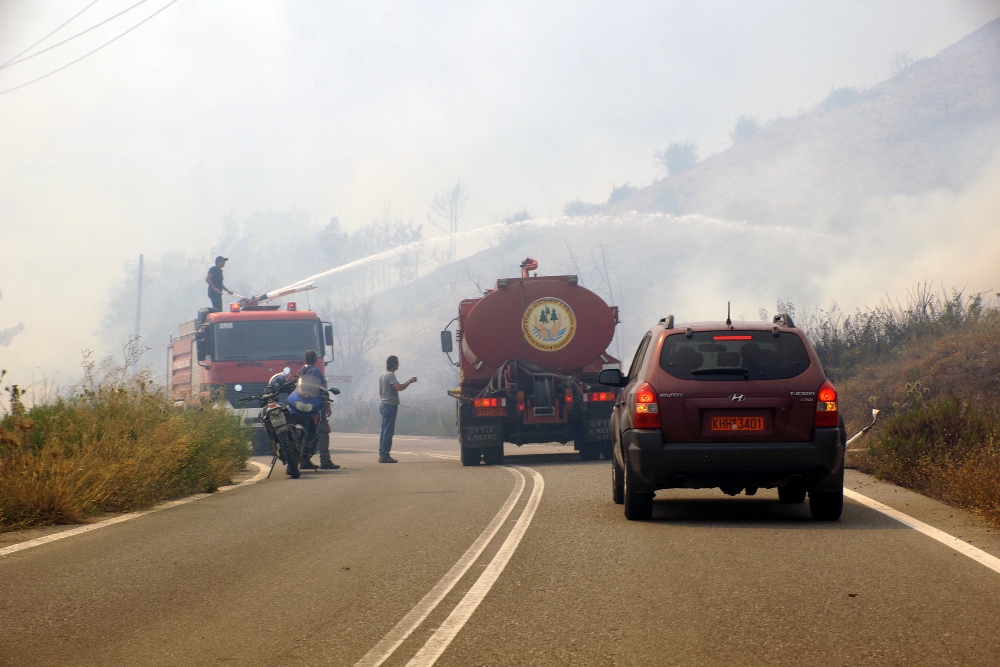 Υπό μερικό έλεγχο η φωτιά στη Ρόδο
