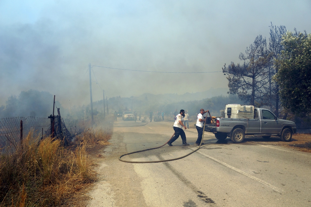 Υπό μερικό έλεγχο η φωτιά στη Ρόδο