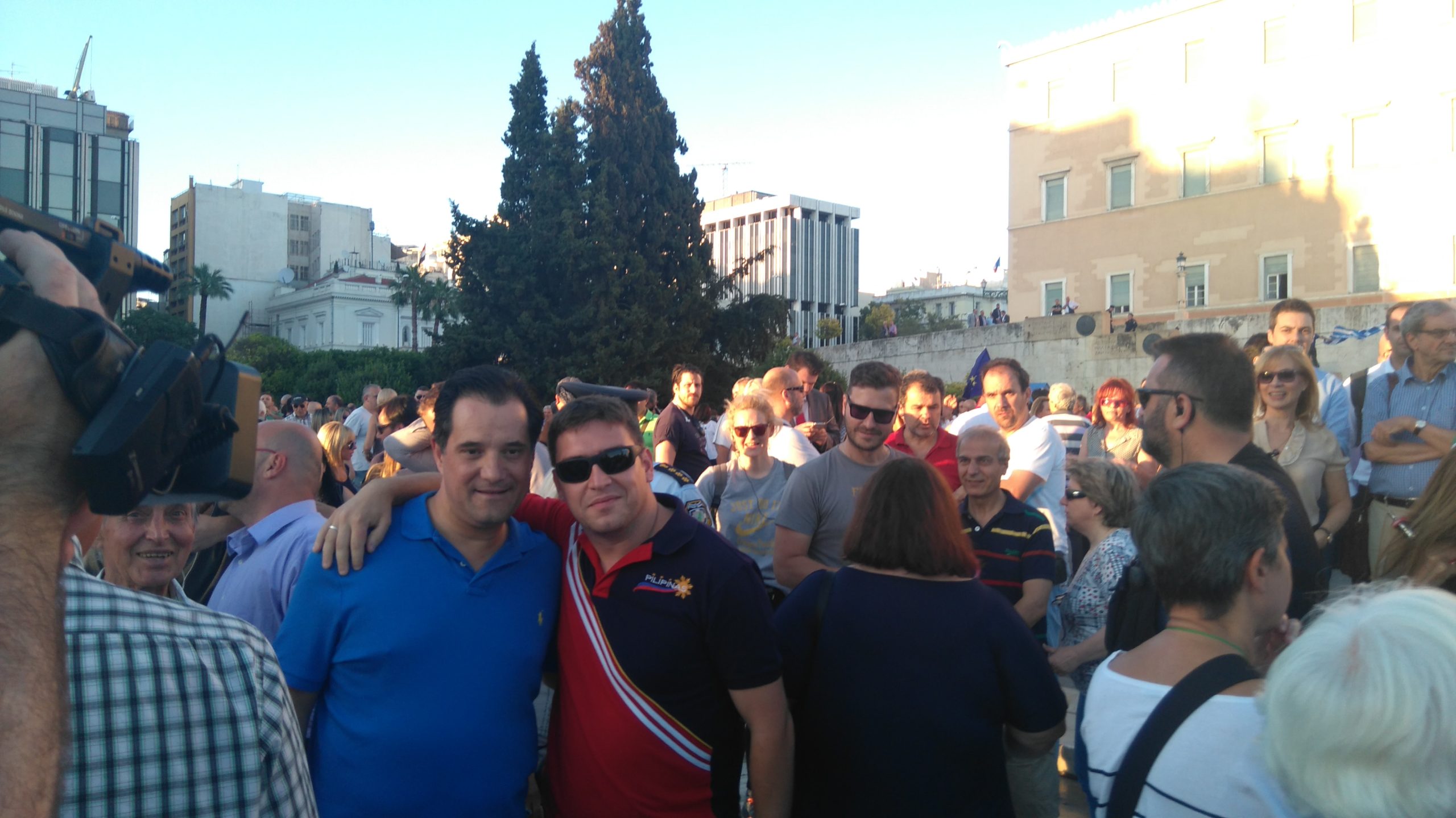 ΣΤΗ ΣΥΓΚΕΝΤΡΩΣΗ ΤΟΥ ΚΙΝΗΜΑΤΟΣ «ΠΑΡΑΙΤΗΘΕΙΤΕ» Ο ΑΝΤΙΠΡΟΕΔΡΟΣ ΤΗΣ Ν.Δ. Στη συγκέντρωση του κινήματος «Παραιτηθείτε» παρευρίσκεται και ο αντιπρόεδρος της Νέας Δημοκρατίας, Άδωνις Γεωργιάδης. «Έχω έρθει σαν πολίτης που διαδηλώνει. Όχι σαν αντιπρόεδρος της ΝΔ. Αυτή η κυβέρνηση πρέπει να παραιτηθεί γιατί όσο μένουν στην Ελλάδα κάνουν ζημιά», δήλωσε στο Kontra ο Άδωνις Γεωργιάδης. 