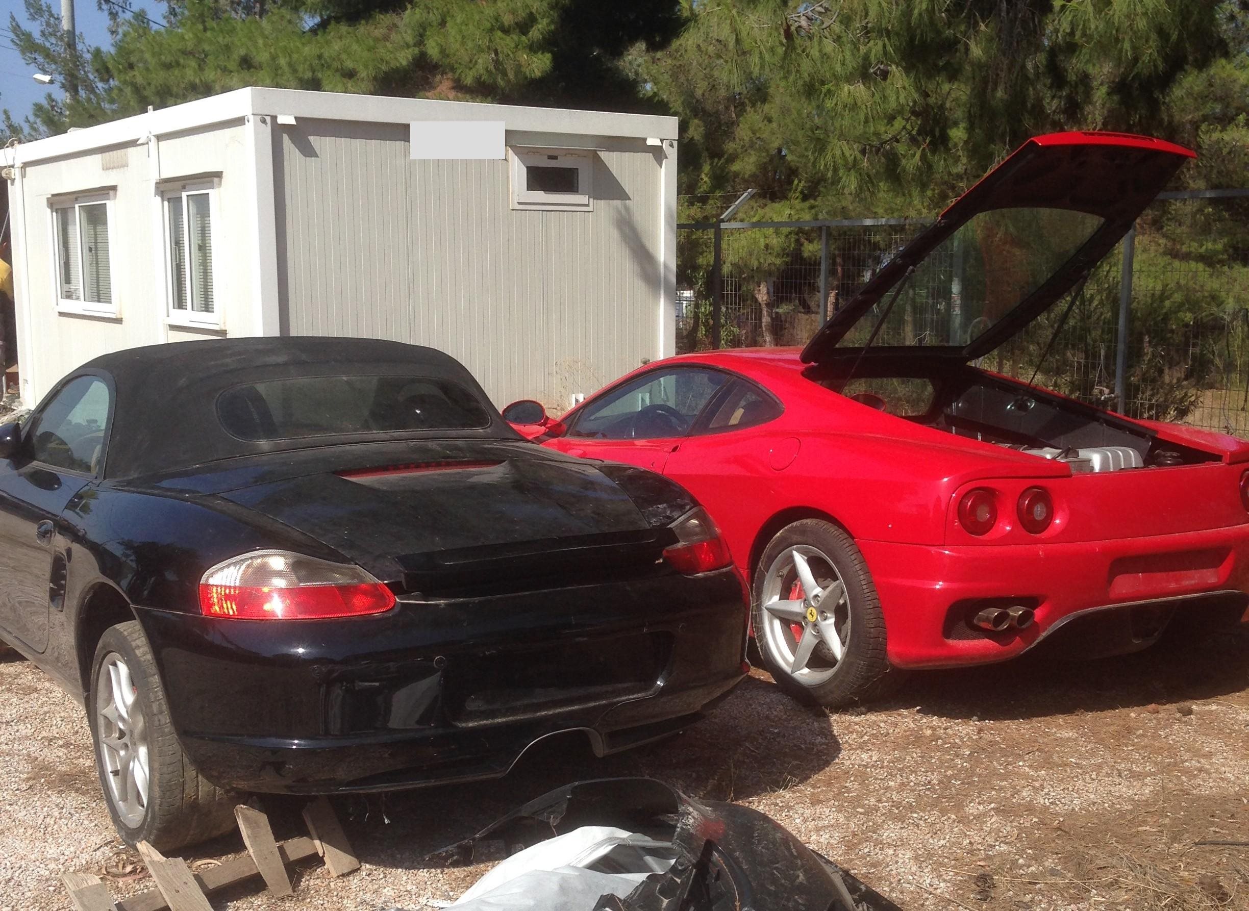 Έκλεβαν Porsche και Ferrari και τις έβαζαν σε μαντρί