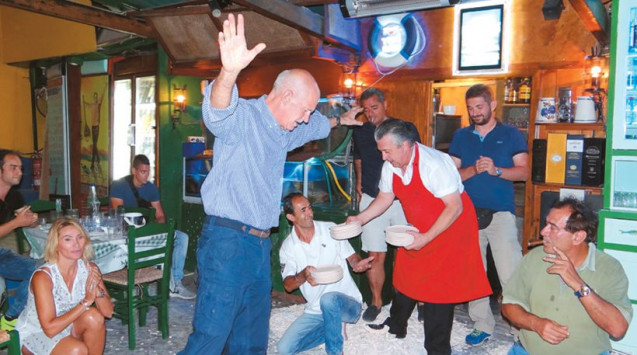 Ο Γιώργος Παπανδρέου χορεύει ζεϊμπέκικο την ώρα που γινόταν στην Τουρκία το πραξικόπημα! (Εικόνες)
