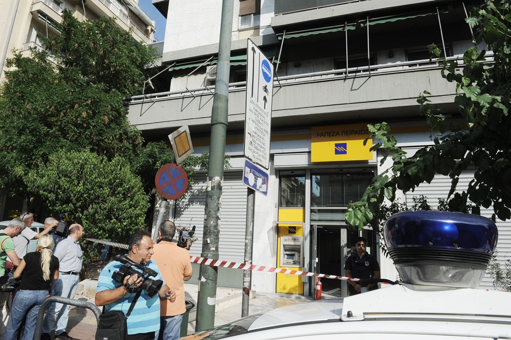 Σοκ: Ληστεία με ομηρία σε τράπεζα στους Αμπελόκηπους