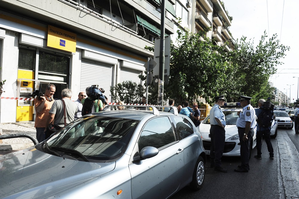 Σοκ: Ληστεία με ομηρία σε τράπεζα στους Αμπελόκηπους