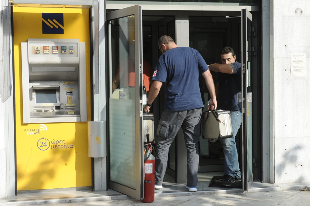 Σοκ: Ληστεία με ομηρία σε τράπεζα στους Αμπελόκηπους