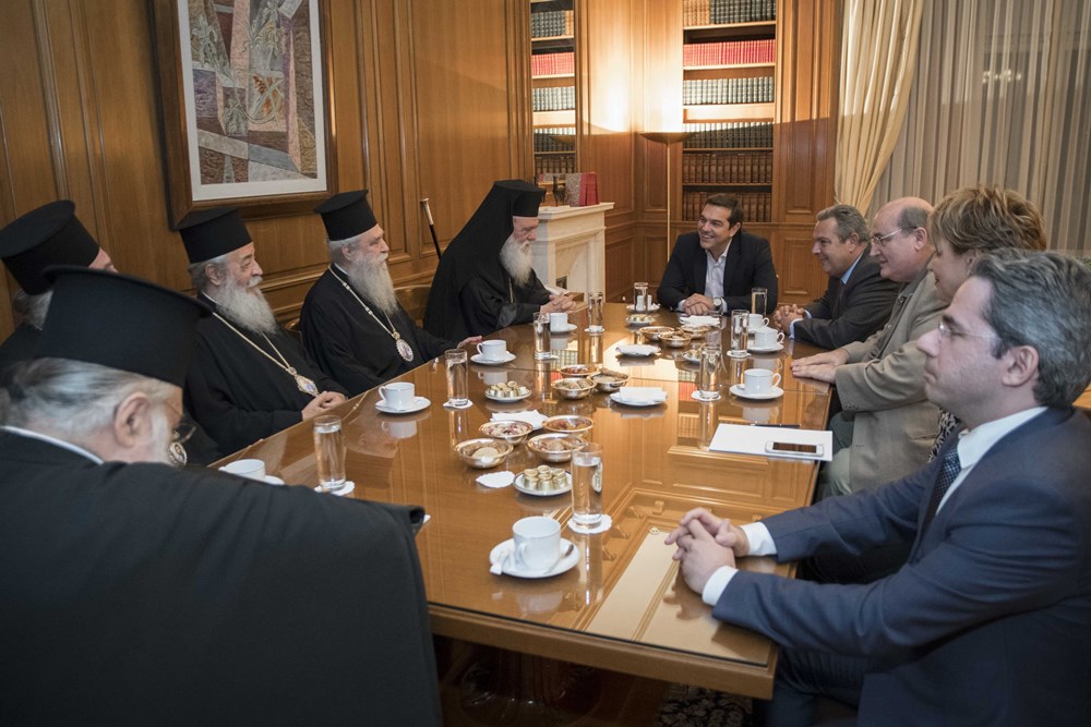 «ΤΑ ΒΙΒΛΙΑ ΤΩΝ ΘΡΗΣΚΕΥΤΙΚΩΝ ΔΕΝ ΕΧΟΥΝ ΑΛΛΑΞΕΙ ΚΑΙ ΘΑ ΧΡΗΣΙΜΟΠΟΙΗΘΟΥΝ, ΜΕΧΡΙ ΤΗ ΔΗΜΙΟΥΡΓΙΑ ΝΕΩΝ» «Λύθηκαν όλες οι παρεξηγήσεις», δήλωσε ο Αρχιεπίσκοπος Αθηνών και πάσης Ελλάδος, Ιερώνυμος, εξερχόμενος του Μεγάρου Μαξίμου, μετά την ολοκλήρωσή της συνάντησής του με τον πρωθυπουργό, Αλέξη Τσίπρα. Παράλληλα, ο Αρχιεπίσκοπος Ιερώνυμος πρόσθεσε ότι συνεχίζεται ο διάλογος για το μάθημα των Θρησκευτικών. Ο Αρχιεπίσκοπος Αθηνών και πάσης Ελλάδος σημείωσε ότι τα βιβλία των θρησκευτικών δεν έχουν αλλάξει και θα χρησιμοποιηθούν, μέχρι τη δημιουργία νέων. Παρόντες στη συνάντηση ήταν οι υπουργοί Εθνικής Άμυνας, Πάνος Καμμένος και Παιδείας, Νίκος Φίλης, ενώ τον Αρχιεπίσκοπο συνόδευαν ο Μητροπολίτης Σπάρτης Ευστάθιος, Μεσογαίας Νικόλαος και Φθιώτιδος Νικόλος καθώς και ο νομικός σύμβουλος της Εκκλησίας της Ελλάδος, Θ. Παπαγεωργίου. Προηγήθηκε αίτημα του Αρχιεπισκόπου Ιερωνύμου, κατά τη διάρκεια της Ιεράς Συνόδου της Ιεραρχίας, να συναντηθεί με τον πρωθυπουργό εντός της ημέρας.  Η Ιερά Σύνοδος διέκοψε μετά την υποβολή του αιτήματος και θα συνεχίσει τις εργασίες της αύριο, Πέμπτη.