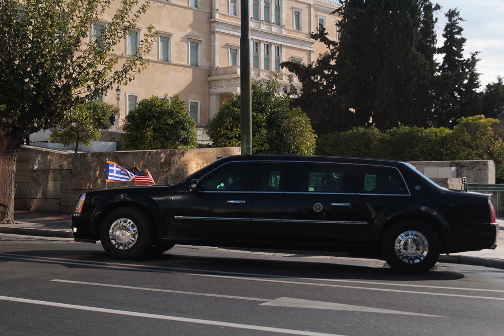 Η αυτοκινητοπομπή του Ομπάμα περνά από τη Βουλή (Εικόνες)