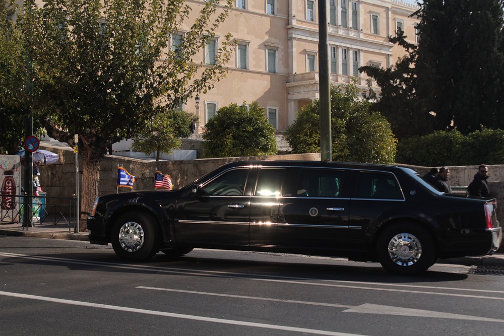 Η αυτοκινητοπομπή του Ομπάμα περνά από τη Βουλή (Εικόνες)
