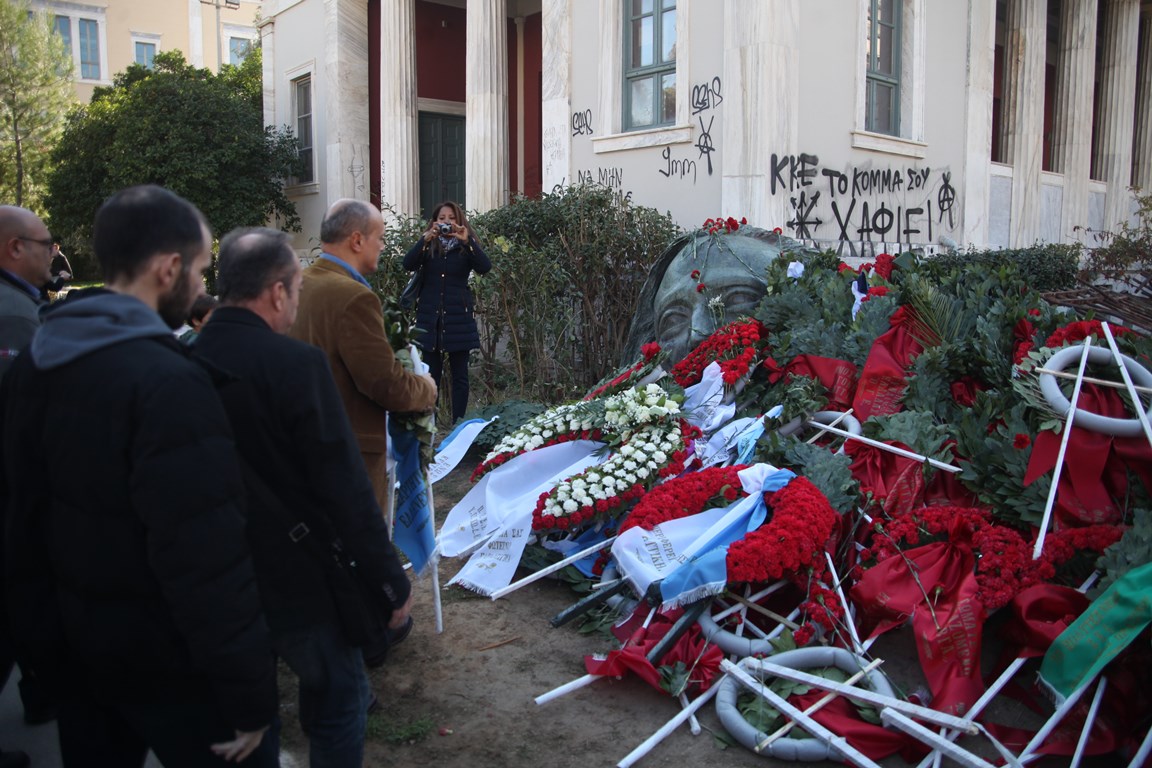  Άνδρες, γυναίκες και παιδιά αφήνουν λουλούδια στο Πολυτεχνείο (Εικόνες)