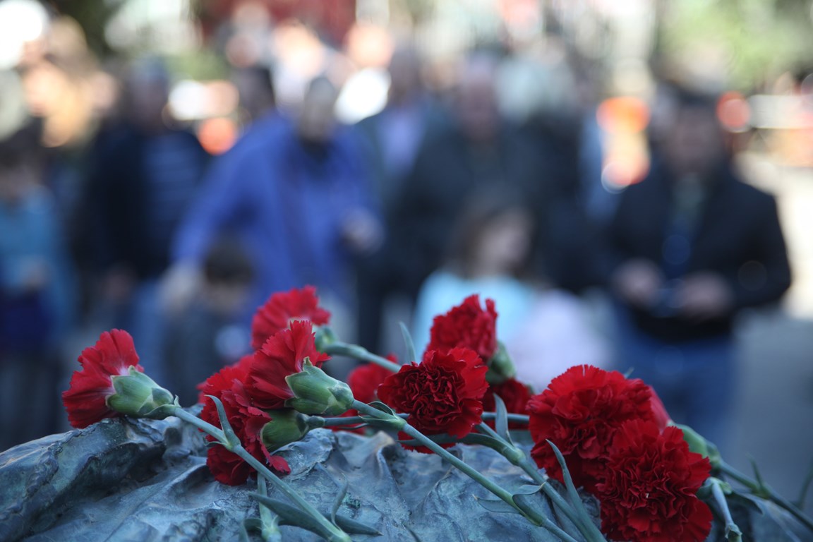  Άνδρες, γυναίκες και παιδιά αφήνουν λουλούδια στο Πολυτεχνείο (Εικόνες)