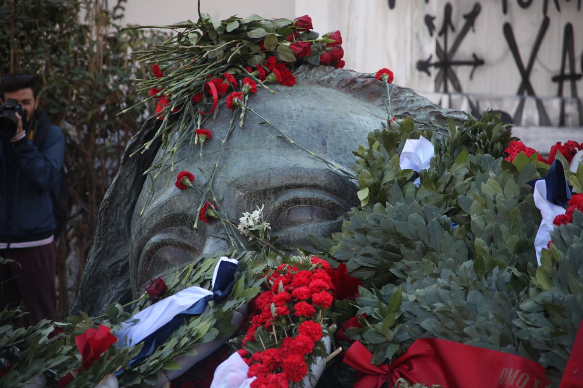  Άνδρες, γυναίκες και παιδιά αφήνουν λουλούδια στο Πολυτεχνείο (Εικόνες)