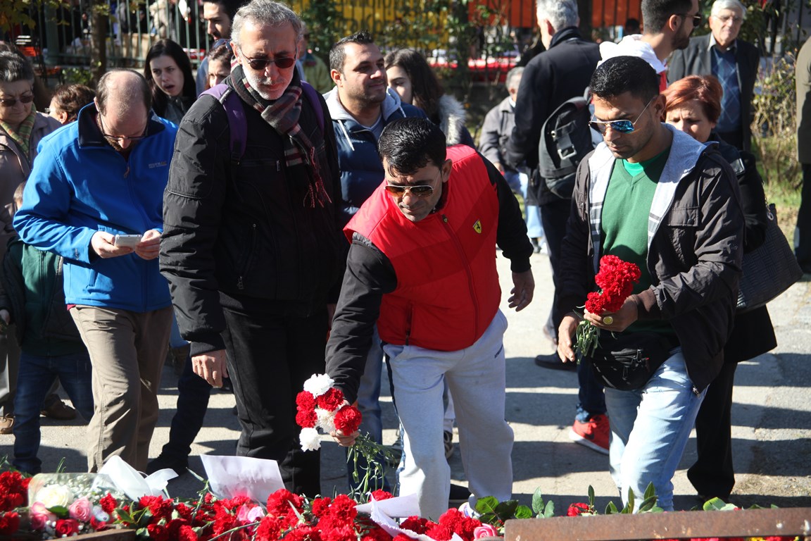  Άνδρες, γυναίκες και παιδιά αφήνουν λουλούδια στο Πολυτεχνείο (Εικόνες)