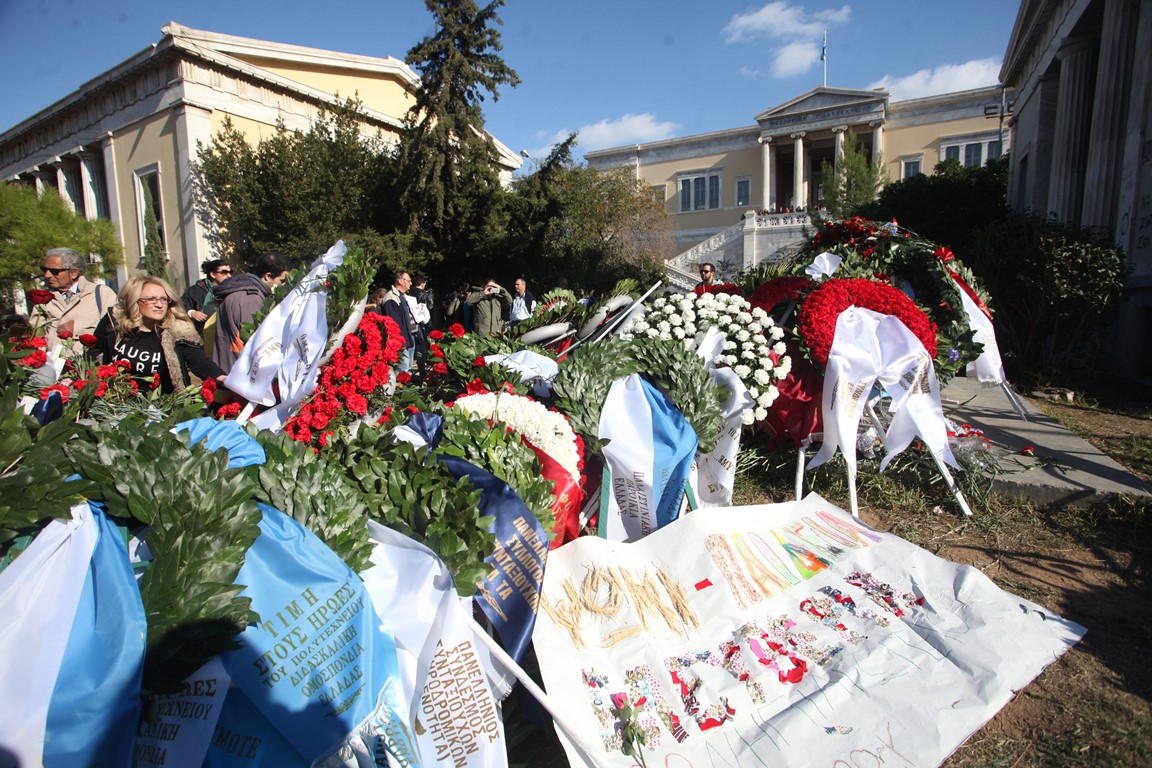  Άνδρες, γυναίκες και παιδιά αφήνουν λουλούδια στο Πολυτεχνείο (Εικόνες)
