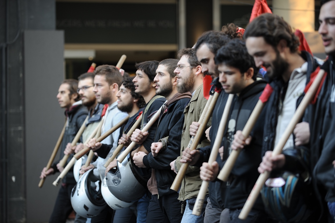 Σε εξέλιξη η πορεία προς την αμερικανική πρεσβεία 