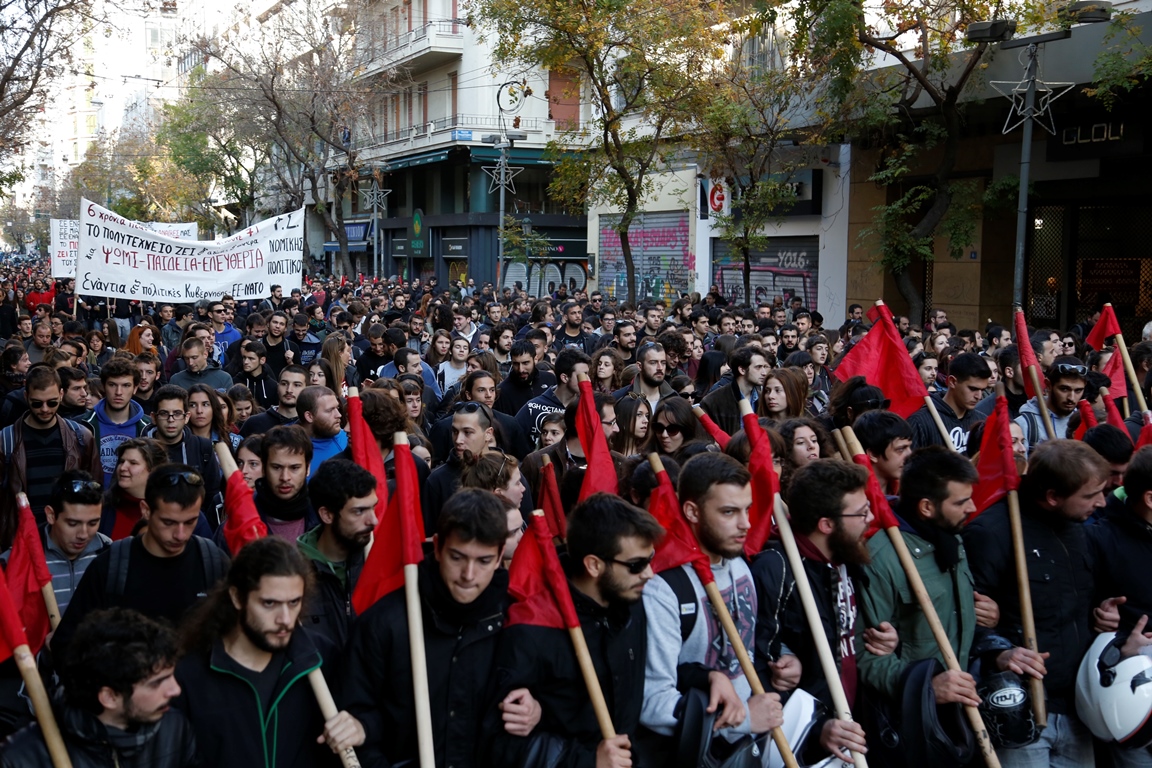 Σε εξέλιξη η πορεία προς την αμερικανική πρεσβεία 