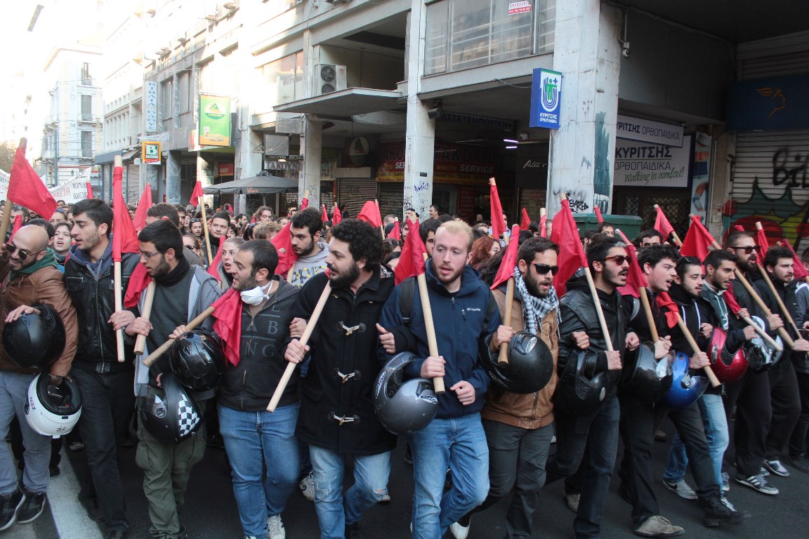 Σε εξέλιξη η πορεία προς την αμερικανική πρεσβεία 