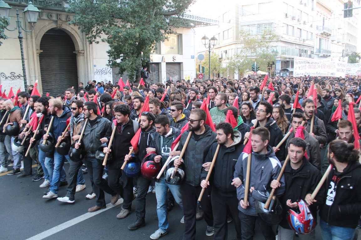 Σε εξέλιξη η πορεία προς την αμερικανική πρεσβεία 