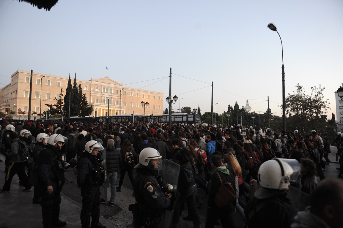 Σε εξέλιξη η πορεία προς την αμερικανική πρεσβεία (Live, Βίντεο & Εικόνες)