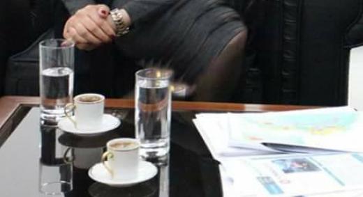 Αποτυχημένο Photoshop: "Mάκρυναν" το μίνι φόρεμα υπουργού για να μην φαίνονται τα γόνατά της