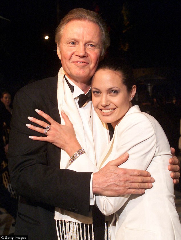 Με ποιόν θα περάσει τα Χριστούγεννα η Angelina Jolie ; 