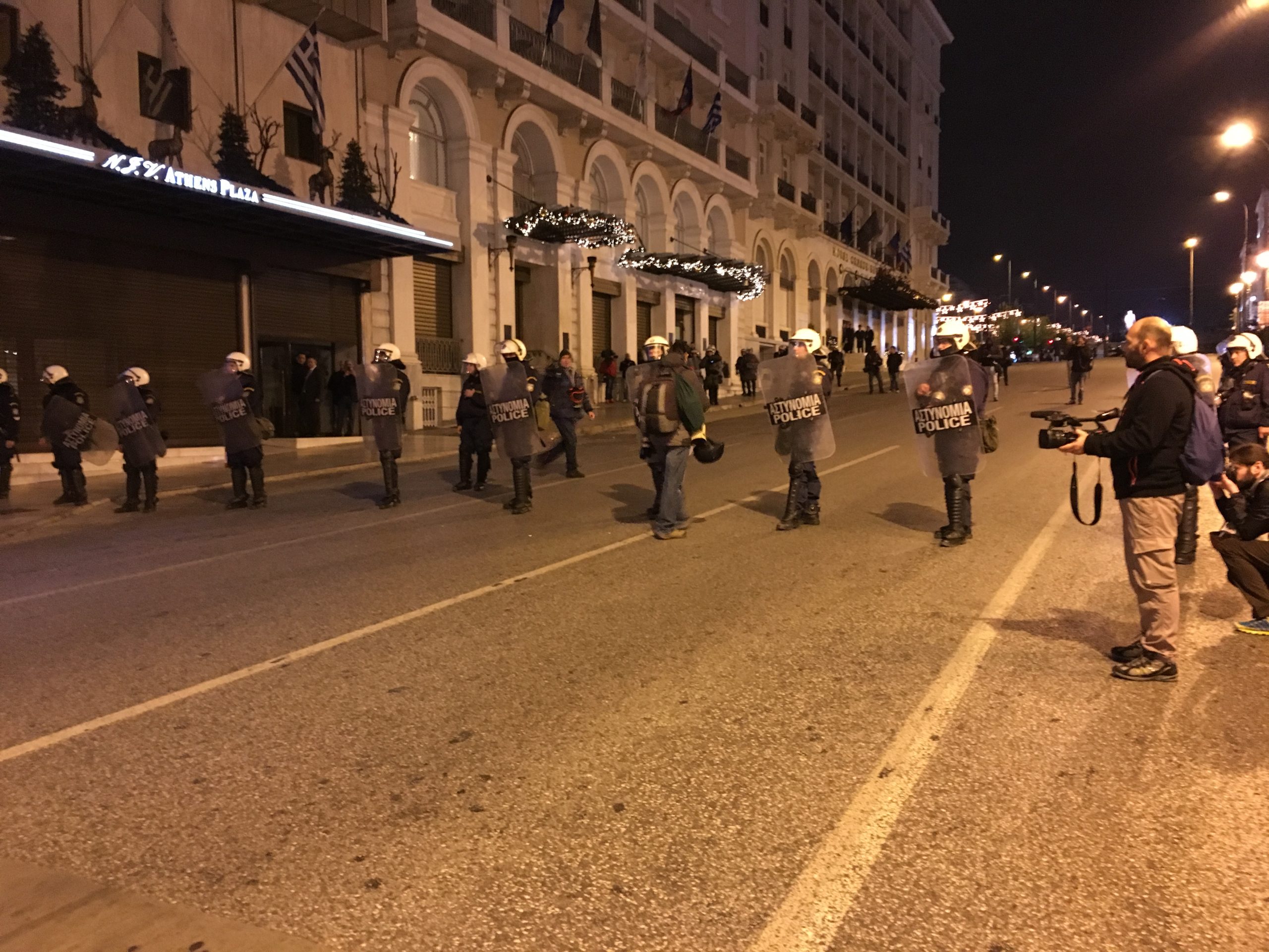 Κλειστή η Πανεπιστημίου  Κλειστή είναι αυτή την ώρα η οδός Πανεπιστημίου στο κέντρο της Αθήνας, όπου βρίσκονται οι συγκεντρωμένοι για την απογευματινή πορεία στη μνήμη του Αλέξη Γρηγορόπουλου.
