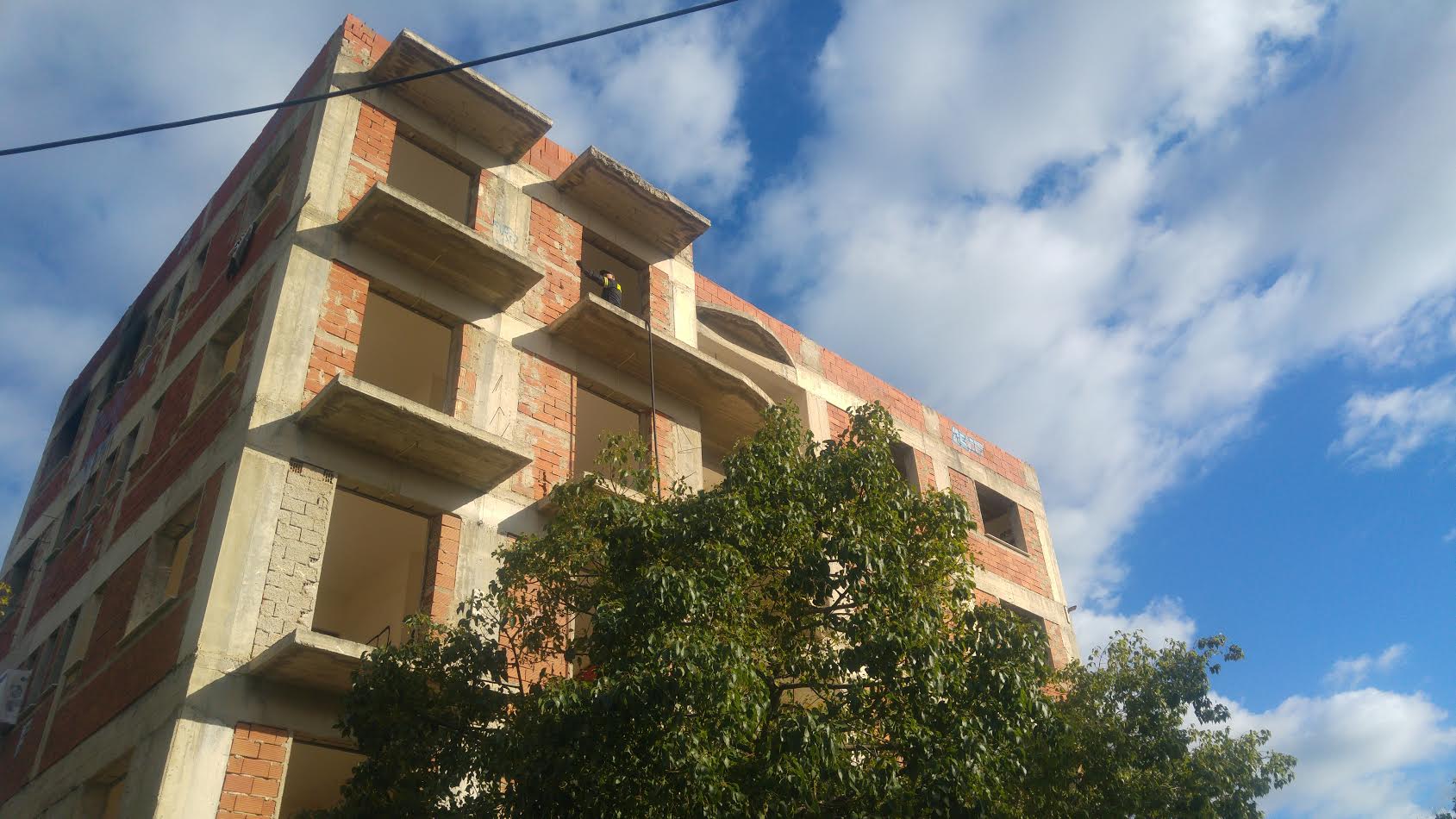  Άστεγοι παραλίγο να καούν ζωντανοί στην προσπάθειά τους να ζεσταθούν (Εικόνες)