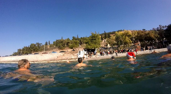 ΕΚΟΨΑΝ ΒΑΣΙΛΟΠΙΤΑ ΚΑΙ ΒΟΥΤΗΞΑΝ ΣΤΑ ΠΑΓΩΜΕΝΑ ΝΕΡΑ Με έναν ιδιαίτερο και άκρως τολμηρό τρόπο επέλεξαν να περάσουν την Πρωτοχρονιά τους τα μέλη του Συλλόγου Χειμερινών Κολυμβητών Βόλου «ΙΑΣΩΝ», τα οποία έκοψαν την βασιλόπιτα στη παραλία στις Πλάκες Γορίτσας και στη συνέχεια βούτηξαν στα παγωμένα νερά του Παγασητικού. Υπό τους ήχους του ακορντεόν του Στάθη Καραδημητρίου, οι κολυμβητές έψαλαν τα κάλαντα και κατόπιν έκαναν στα κρύα νερά το πρώτο μπάνιο του 2017. Ακολούθως, η βασιλόπιτα μοιράστηκε στους κολυμβητές, τους συγγενείς και τους φίλους που επισκέφτηκαν τον χώρο για την όμορφη εκδήλωση. 